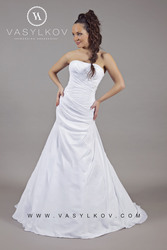 Элегантное красивое свадебное платье