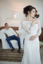 Кружевное свадебное платье фасона Рыбка со шлейфом,  расшитое бисером